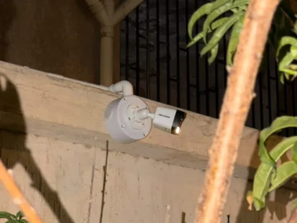كاميرا مراقبة خارجية مثبتة على جدار